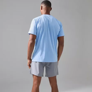 Camiseta de hombre de color azul claro de alta calidad, totalmente personalizada, para uso en verano, anti-pilling, con logo personalizado impreso, de manga corta. - Product Image 2