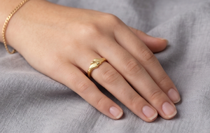 DIVYORO FEMALE CLASSIC แหวนลายคลื่นชุบทอง 22K - Product Image 4