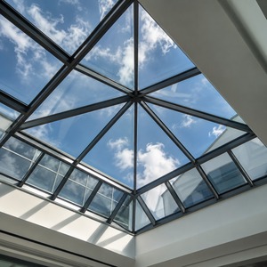 Tragaluz de Vidrio Geométrico Moderno con Marco de Aluminio Negro, Sistema de Iluminación Natural para Edificios Comerciales - Product Image 4