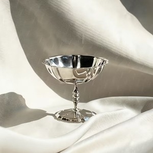 Bol en métal vintage avec bord cannelé et base sur pied, plat de service décoratif réutilisable - Product Image 4