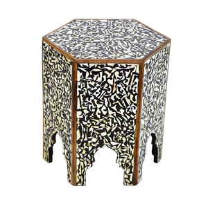 Taburete con forma de barril con incrustaciones de hueso, con un intrincado patrón geométrico de estrella de 8 puntas en la parte superior, y paredes laterales con efecto 3D de mosaico de diamantes. - Product Image 4