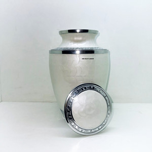Urna Funeraria de Aluminio de 10 Pulgadas, Estilo Americano, Personalizada al por Mayor, para Cenizas Humanas, con Grabado Artístico, Acabado en Esmalte Blanco Perla - Product Image 1