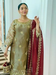 Conjunto de Salwar Kameez de Seda Metálica Dorada de Lujo con Bordado Pesado de Zari y Gota, Kurta Recta y Pantalón para Bodas y Fiestas Indias y Pakistaníes - Product Image 3