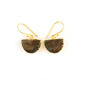 Pendientes colgantes de labradorita natural con efecto fuego, estilo hip hop, con gancho semicircular en oro de 18k. - Product Image 2