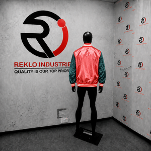 Chaqueta Varsity Personalizada en Rojo Coral y Verde Azulado Oscuro, Chaqueta Bomber de Béisbol Brillante Premium con Mangas en Contraste con Rayas Rojas y Blancas - Product Image 4