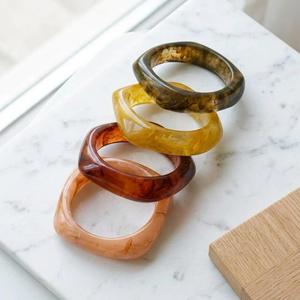 Bracelet en résine islamique de qualité supérieure MN Exports, accessoire de mode contemporain pour femme, idéal pour un usage personnel ou comme cadeau. - Product Image 6