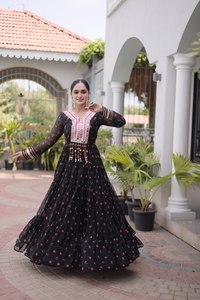 Kurti de georgette sintético con estampado Bandhej, bordado Gamthi y adornos de espejo, perfecto para las noches de Garba. - Product Image 1