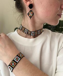 Conjunto de Collar y Pulsera con Cuentas Geométricas Étnicas para Mujer, Joyería Hecha a Mano con Patrones Coloridos, Base Negra, por UO - Product Image 1