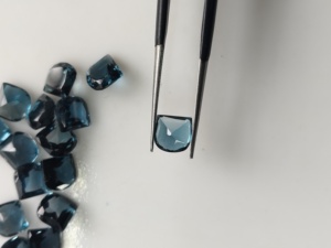 Topaze bleue de Londres naturelle, 6 mm, taille fantaisie, facettée, pierre précieuse en vrac pour la fabrication de bijoux - Product Image 3