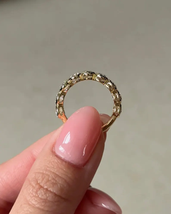 Bague d'éternité minimaliste en or 14 carats avec diamant de laboratoire taille ovale pour femme - Product Image 4