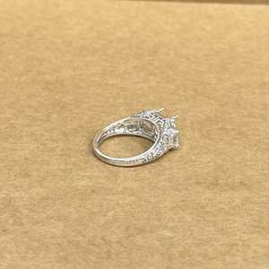 แหวนทองคำขาว 14KT แบบคลาสสิก ประดับเพชรแล็บโกรว์ทรงครึ่งวงกลม 1.96 กะรัต พร้อมเพชร LGD ตรงกลาง ดีไซน์หรูหรา เหมาะสำหรับงานเลี้ยง - Product Image 3