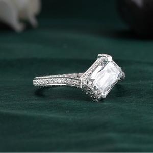 Anillo de Compromiso Solitario con Diamante Cultivado en Laboratorio, Corte Esmeralda de 1.97 CT, Claridad VS1, Oro Amarillo de 14K, Certificado por IGI para Bodas - Product Image 3