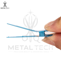 Pinces à cheveux métalliques bleu clair enduites, haute tension, pour salon, type bec de canard, pour sectionnement et séparation, outil de coiffure, vente en gros OEM ODM