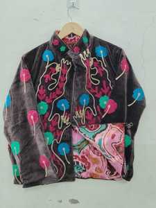 Chaqueta de terciopelo bordada a mano con apariencia bohemia contemporánea, estilo suzani, multicolor, con motivos florales, arte folclórico indio, abrigo tipo blazer de invierno. - Product Image 4