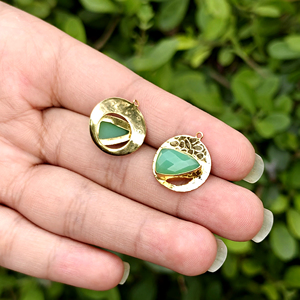 Par de Pendientes de Calcedonia Crisolita con Corte Trillón, de Latón Sólido con Baño de Oro de 18k, Componente de Joyería Hecho a Mano, Minimalista, con un Solo Engaste - Product Image 5