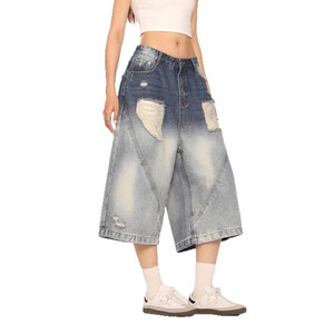 Shorts Bermuda en jean déchiré taille haute pour femme, coupe ample évasée, style streetwear avec patchs déchirés et fermeture boutonnée - Product Image 1