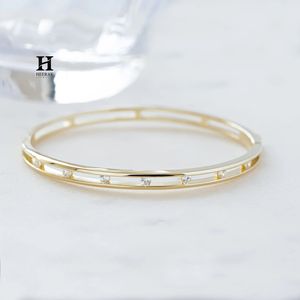 Brazalete Minimalista de Doble Barra con Diamantes Cultivados en Laboratorio de Corte Redondo, Oro de 14K, Brazalete con Piedras Flotantes - Product Image 5