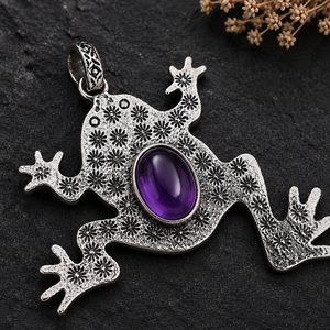 Pendentif grenouille bohème en améthyste violette, fait main, en laiton, motif animal inspiré de la nature, serti clos, ovale, plaqué or et argent, pierre précieuse - Product Image 5