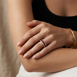 Bague d'éternité de luxe en or 14 carats avec diamants taille princesse de 2 mm et pierres latérales de haute qualité – Bijoux personnalisés - Product Image 4