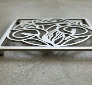 แผ่นรองหม้อสแตนเลสทรงสี่เหลี่ยม ทนความร้อน พร้อมลายดอกกุหลาบฉลุ - Product Image 4