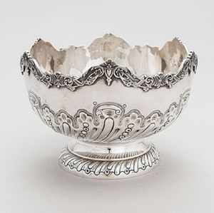 Soupière ronde en argent, ornée de motifs de tournesols en relief et de pieds élégamment festonnés, disponible à prix de gros. - Product Image 3