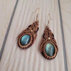 Boucles d'oreilles en macramé faites à la main avec pierre de labradorite en forme de goutte, style bohème, avec accents dorés, bijoux artisanaux HARI OM CREATIONS, pour mariage et fête - Product Image 1
