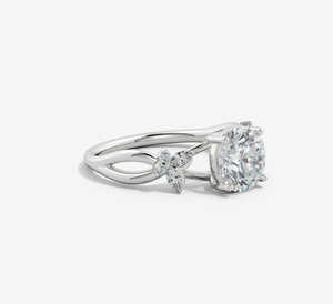 Anillo de compromiso Bardot con pavé de diamantes cultivados en laboratorio de corte redondo de 2.15 quilates y nueve diamantes en oro blanco de 14 quilates - Product Image 5