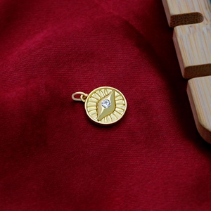 Pendentif pièce œil porte-bonheur en argent sterling 925 plaqué or jaune avec zircone cubique, vente en gros, Memoria Jewels - Product Image 6