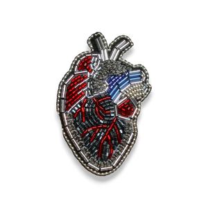 Broche de corazón anatómico bordado a mano y broche de moda con cuentas de alambre de lingotes - Product Image 1
