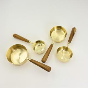 Offre Spéciale : Ensemble de tasses et cuillères à mesurer en acier inoxydable avec manche en bois d'acacia naturel – Lot de 4 pièces - Product Image 4