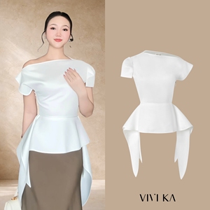 เสื้อผู้หญิง VIVI KA แบบไหล่เดียว แต่งระบาย ดีไซน์ไม่สมมาตร สีขาวล้วน แขนสั้น คอวี ทรงสวยสง่า สวมใส่สบาย เหมาะสำหรับออฟฟิศ ผ้าไม่ยับ - Product Image 1