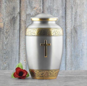 Urna Funeraria de Metal de Lujo al por Mayor, Color Azul Cielo, con Diseño de Globo Aerostático y Nubes, Acabado Esmaltado Pulido - Product Image 2