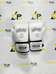 Gants de boxe Fairtex blancs - Gants d'entraînement et de sparring en cuir véritable - Équipement de Sanda et Muay Thai blancs, anti-humidité et antidérapants - Product Image 1