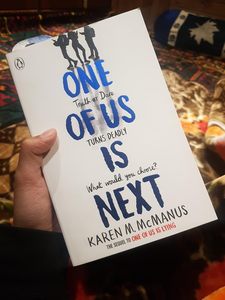 หนึ่งในพวกเราคือคนถัดไป โดย คาเรน เอ็ม. แมคแมนัส หนังสือปกอ่อนภาษาอังกฤษ นวนิยายสำหรับผู้ใหญ่ - Product Image 1