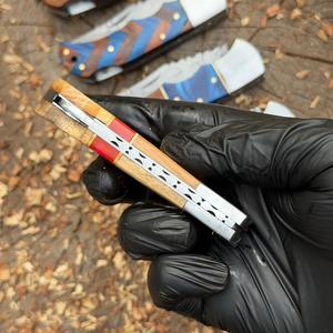 Cuchillo plegable hecho a mano con hoja de acero de Damasco y mango de resina, cuchillo para exteriores con 3 años de garantía, regalo para padrinos de boda, cuchillo de aniversario, EDC. - Product Image 2