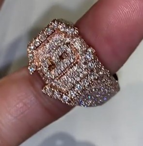 แหวนชื่อตัวอักษรประดับเพชรโมอิสซาไนต์แบบกำหนดเอง เครื่องประดับฮิปฮอปสำหรับผู้ชาย - Product Image 2