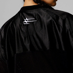 Camiseta de fútbol americano transpirable de malla oversize negra estilo urbano con número gráfico en la manga, personalizable para equipos y marcas. - Product Image 2