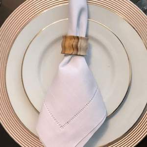 Porte-serviettes en bois au design minimaliste, idéal pour les tables contemporaines, les déjeuners décontractés et les thèmes d'intérieur modernes - Product Image 1