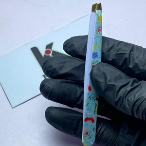 Pince à épiler professionnelle en acier inoxydable pour cils, à pointe inclinée, de précision, réutilisable pour usage en salon chez Kaamir Instruments - Product Image 2