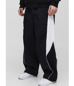 Pantalon baggy en nylon haute performance, conçu pour une liberté de mouvement maximale et un confort durable. - Product Image 5