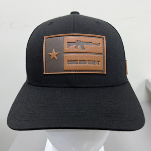 Casquette Trucker 6 Panneaux en Maille Noire avec Patch en Cuir Gaufré, Réglable, Unisexe, Style Décontracté, Fabriquée au Vietnam - Product Image 1