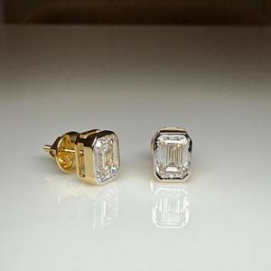 Boucles d'oreilles clous en diamant de laboratoire taille émeraude 2.00ctw, serties clos en or 14K, solitaires minimalistes, cadeau idéal pour mariages, anniversaires et soirées - Product Image 1