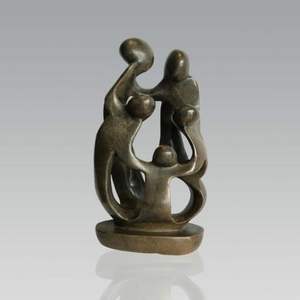 Sculpture artisanale en aluminium moulé, créée comme un élément décoratif sophistiqué pour les espaces de vie contemporains - Product Image 1