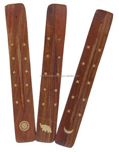 Porte-bâton d'encens en bois sculpté à la main artistique vintage attrape-cendres pour décoration religieuse et intérieure d'Inde - Product Image 1