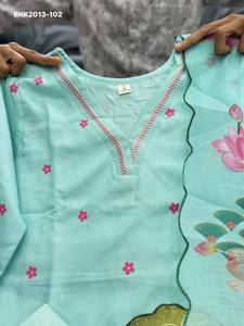 Hermoso conjunto de Kurti-Pantalón de algodón Lilan con estampado digital de pavo real y loto, y trabajo artesanal y Kantha, con dupatta estampada. Moda femenina. - Product Image 2