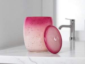 Ensemble d'accessoires de salle de bain en résine 5 pièces, fuchsia, moderne, distributeur de savon, porte-brosse à dents, poubelle et plus - Product Image 6