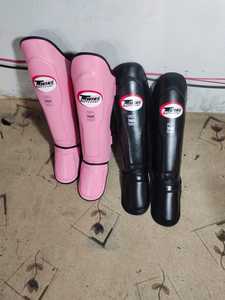 Protège-tibias en cuir ajustables personnalisés Twins, rose et noir, pour l'entraînement de boxe, le kickboxing, le MMA, le Sanda, toutes saisons - Product Image 1