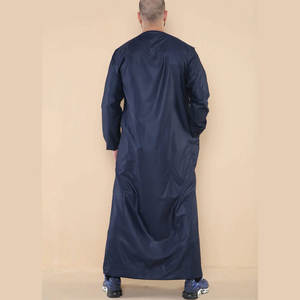 Thobe islamique pour hommes, élégant et de haute qualité, 100% coton, long, couleur foncée, vêtements pour hommes, thobe / thawb pour le Ramadan - Product Image 2