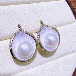 ต่างหูมุกน้ำจืดเคลือบเพชรซิคอนสำหรับผู้หญิง จูจี้ ชุบทอง 14k ลายดอกบัวรูปเกือกม้า อุปกรณ์เสริมแฟชั่นอเนกประสงค์ - Product Image 2