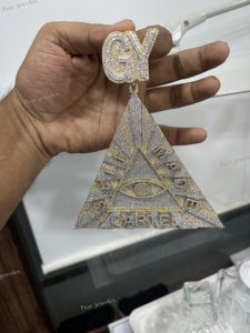 Colgante Triangular con Incrustaciones de Moissanita Redonda VVS, Plata 925 con Baño de Rodio, Joyería Masculina Estilo Hip Hop - Product Image 5